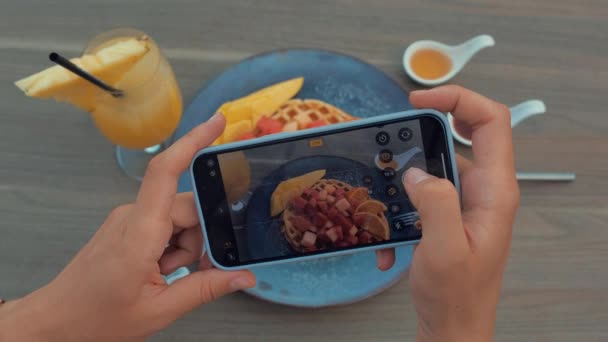 Mujer Manos Tomando Fotos Comida Por Smartphone. Primer plano. Vintage — Vídeo de stock