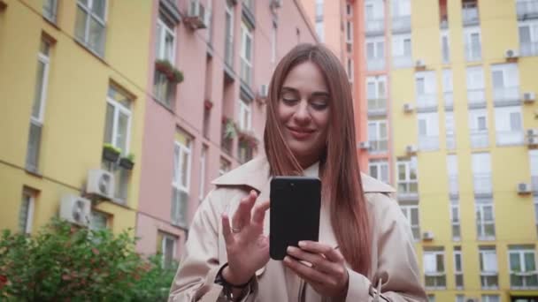 Mensagem de telefone, jovem feliz andando na cidade. — Vídeo de Stock