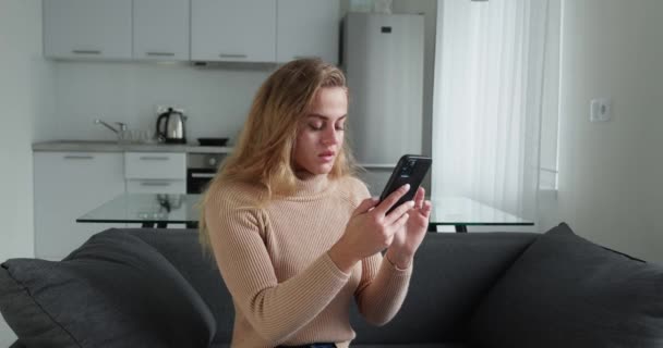 Mladý šťastný ohromený blondýny dívka obdrží dobrou zprávu pomocí telefonu, wow překvapení nové. Pojetí mobilního vítězství. — Stock video