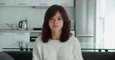Buna inanamıyorum. Üzgün ve şaşırmış genç bir kadın, şaşkınlık içinde ellerini kaldırıyor ve bakıyor..