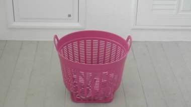 Kirli çamaşırlar çamaşır sepetine düşüyor..