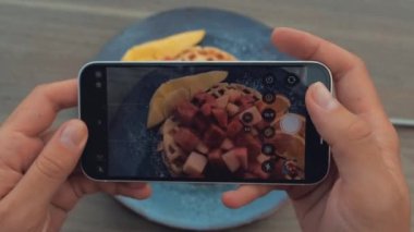 Akıllı telefondan fotoğraf çeken kadın elleri gibi. - Yakın çekim. Eski