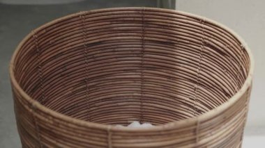 Kirli beyaz gömlekleri çamaşır sepetine at.