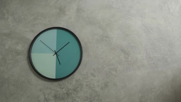 Reloj girando sobre fondo gris. Concepto de tiempo. — Vídeos de Stock