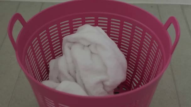 Luk op portræt beskidt tøj falder i vasketøjskurven – Stock-video