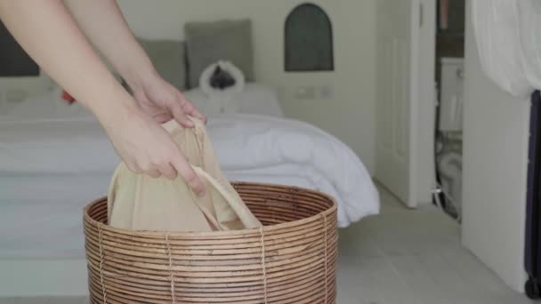 Gospodyni zabiera torbę brudów do łazienki — Wideo stockowe