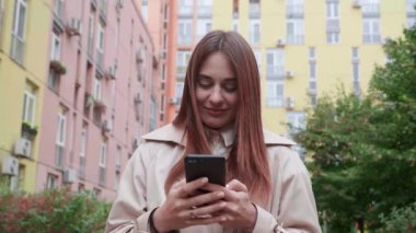 Kamera etrafta uçuyor. Portre, young, internet, cep telefonu, street, beautiful, travel, mobile, stylish.