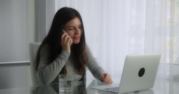 Egy nő, aki otthon dolgozik. Szabadúszó koncepció — Stock videók
