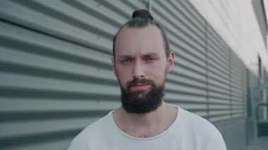 Hippi adam fikir ayrılığını dile getiriyor. Duygu kavramı