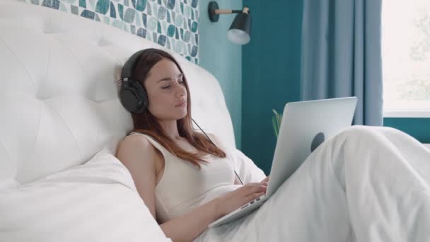 年轻女孩在床与个人计算机. — 图库视频影像