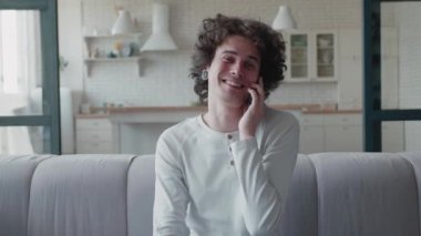 Gülümseyen bir adam birini arıyor, akıllı telefonla dinliyor ve konuşuyor. Rahat adam cep telefonu cihazıyla pazarlık yapıyor. Arkadaşımla konuşuyorum.