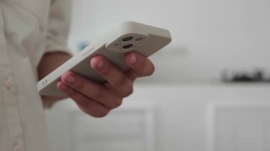 Akıllı telefonunu kullanan tanınmayan kadın.