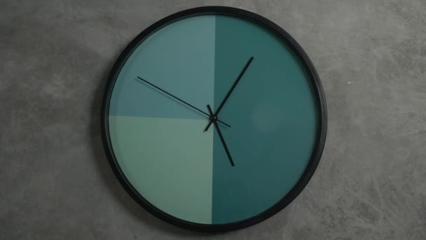 Horloge circulant sur fond gris. Concept de temps. — Video