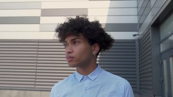 Ritratto di attraente allegro afro americano uomo stand in città strada sorriso felice giovane attraente faccia città moda all'aperto primo piano rallentatore — Video Stock
