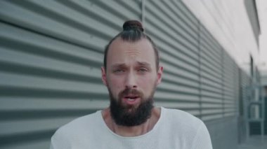 Erkekler olumsuz duygular ifade eder.