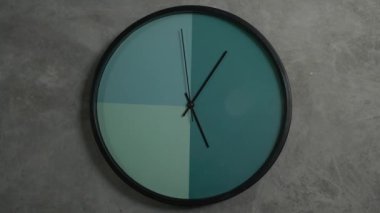 Minimalist saat duvarı. Ev dekorasyonu tasarımı. Zaman kavramı. Minimalist kapak görüntüsü