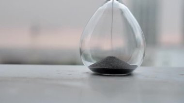 Kum Saati Kum Saati 'nin aşırı yakınlaşması beyaz iç planda akıyor