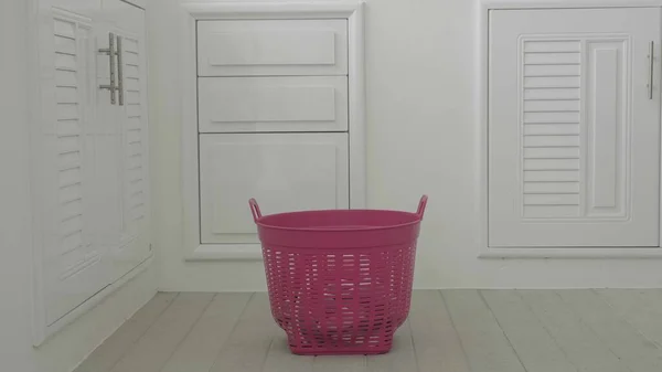 Kirli çamaşırlar çamaşır sepetine düşüyor..