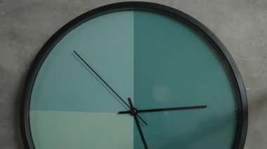 Süper manzara, minimalist saatin makro çekimi. Ev dekorasyonu tasarımı. Zaman kavramı. Minimalist kapak görüntüsü