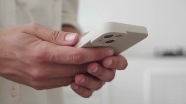 İnternette akıllı telefonuyla sörf yapan genç bir kadın.