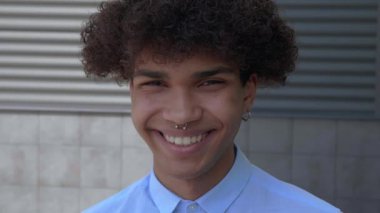 Afro-Amerikalı bir adamın portresi. Samimi duygular kavramı
