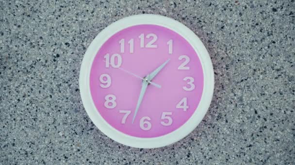 Reloj de pared muestra el tiempo de ejecución. El lapso de tiempo en un reloj de pared moderno. Cerca de un reloj de pared, con puntero de tiempo de ejecución — Vídeo de stock
