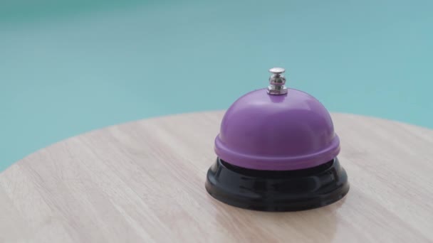 Dzwonek w służbowym dzwonku na rozmytym tle — Wideo stockowe