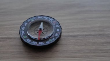 Pusulayı kapat ve tahta bir masanın üzerinde kuzeye doğru git..
