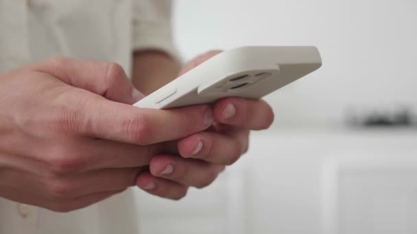 Kvinnors händer håller telefonen nära. Plats för din text. — Stockvideo