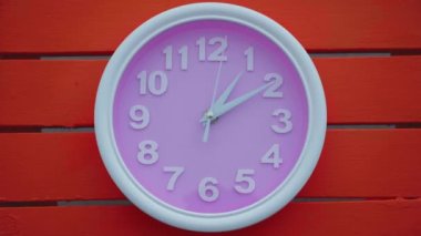 Duvar saati çalışma zamanını gösteriyor. Modern bir duvar saatinde zaman kaybı. Çalışan zaman göstergesiyle bir duvar saatine yaklaş