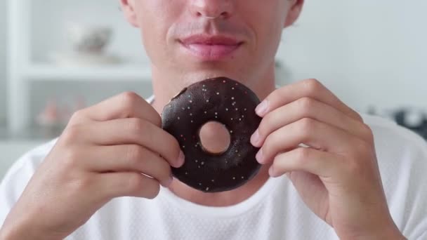 Donut Vitrificado Com Chocolate Nas Mãos Homem Maile Mordendo Bolo — Vídeo de Stock