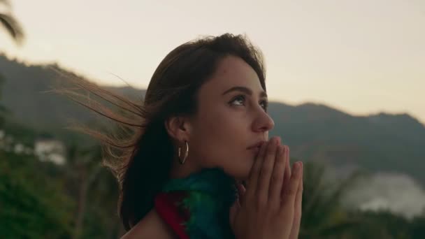 Женщина Молится Богу Поисках Решения Проблем — стоковое видео