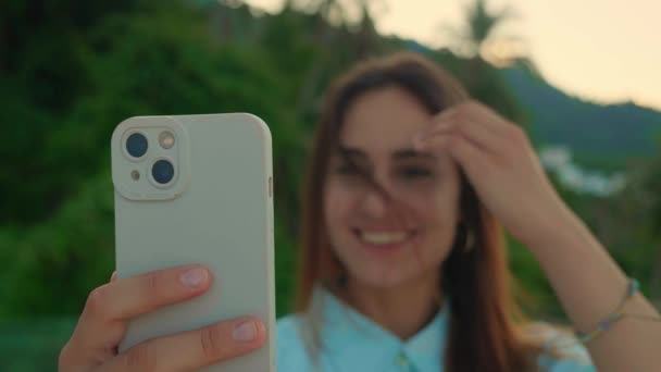 야외에서 스마트폰으로 비디오 채팅을 아름다운 여성의 스마트폰에 집중하 — 비디오