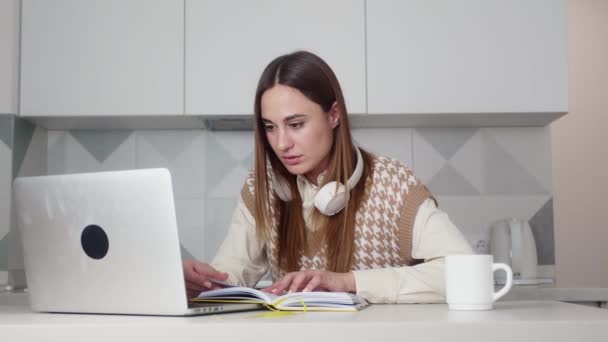 Κορίτσι φοιτητής κολέγιο χρησιμοποιώντας φορητό υπολογιστή βλέποντας απόσταση online μάθημα μάθησης τάξη, απομακρυσμένο πανεπιστήμιο webinar ή έχοντας εικονική συνάντηση στην τάξη στο σπίτι. — Αρχείο Βίντεο