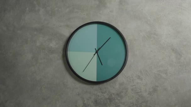 Reloj girando sobre fondo gris. Concepto de tiempo. — Vídeos de Stock