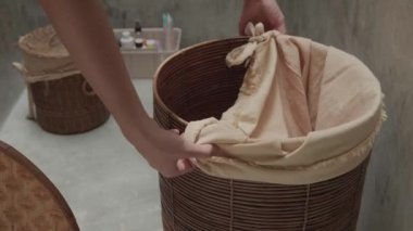 Çamaşır torbasına koy. Kadın çamaşırları çamaşır torbasına koyar.