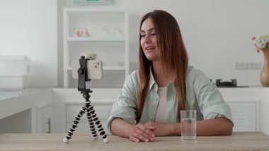 Vlog selfie çekimi iş programının keyfini çıkarın gülümseyin ve paylaşım uygulaması gibi öğretin.