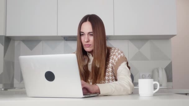Arg upprörd ung kvinna kund som använder laptop känner sig frustrerad arg över datorproblem. — Stockvideo