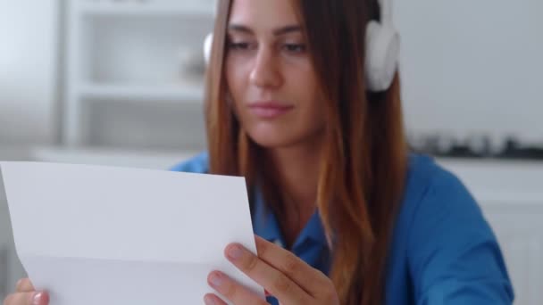 Mulher caucasiana jovem recebendo correio se sentir animado com oferta de emprego sendo contratado aceito para a universidade universitária. Mulher milenar surpreendente ler grandes notícias na carta oficial. — Vídeo de Stock