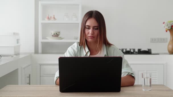 Ung kvinna får dåliga nyheter på sin bärbara dator. Hon är stressad och upprörd — Stockvideo