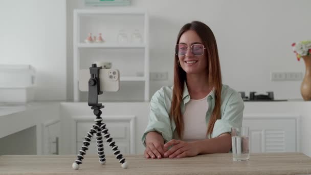 Vlog selfie πυροβολούν απολαύσετε την εργασία δείχνουν χαμόγελο διδάσκουν σαν μετοχή app. — Αρχείο Βίντεο