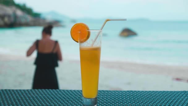 Juce close-up no fundo do oceano nos trópicos na ilha das Seychelles, coquetel com abacaxi e frutas laranja — Vídeo de Stock