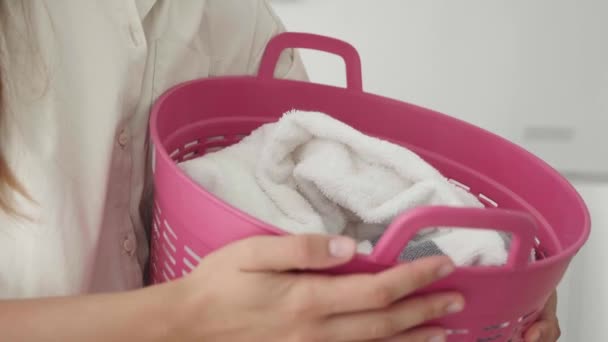 Ung kvinna som håller korg med smutsiga kläder, tvättservice, närbild. — Stockvideo