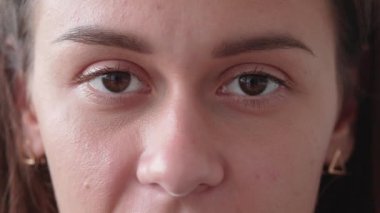 Genç güzel Arap kadın, güzel kahverengi gözlerini doğruca kameraya gülümseyen yüz ifadesi ile seyir closeup portresi.