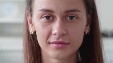 Çekici bir kadının portresi gülümseyen esmer kendine güvenen güzel