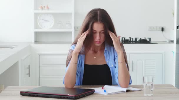 Schöne Attraktive Frau Mit Kopfschmerzen — Stockvideo