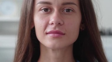 Çekici bir kadının yakın portresi gülümseyen esmer kendine güvenen güzel