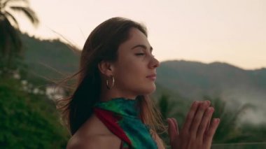 Tanrı 'ya dua eden kadın sorunlara çözüm arıyor