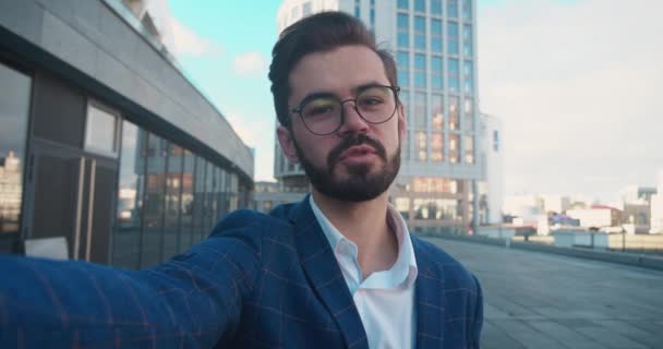 Güzel Sakallı Girişimci Adamının Görüşmesi Var Şehir Merkezinde Kameraya Konuşan — Stok video