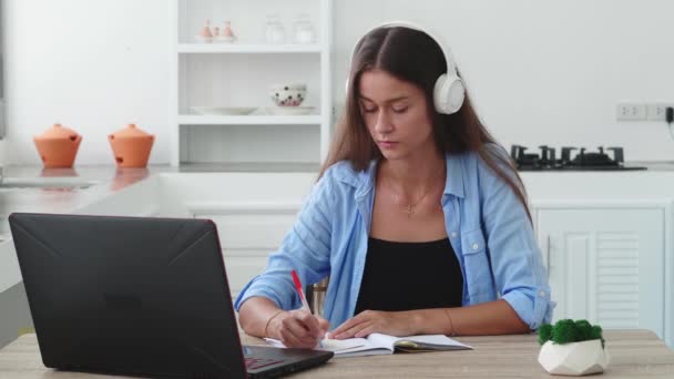 Adolescente Menina Laptop Computador Notebook — Vídeo de Stock